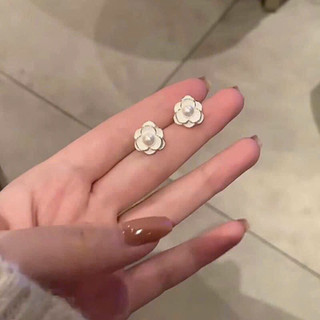 Bông tai bông hoa xinh , nơ đen đơn giản