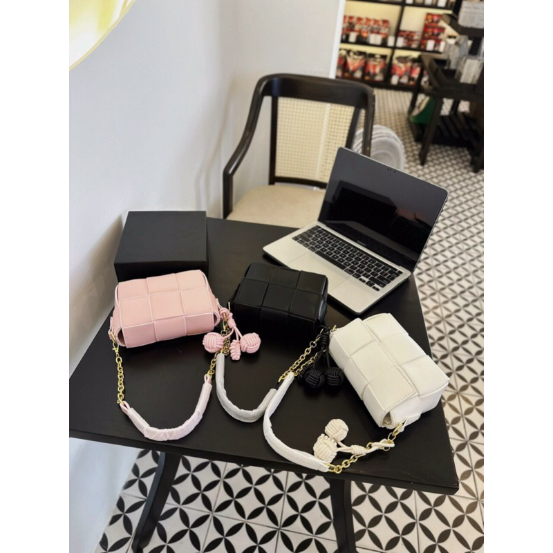 Túi Xách Đan Sơn Kèm Chùm Bông Size 19 Siêu Xinh Hot Hit