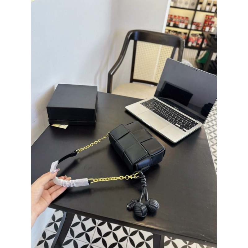 Túi Xách Đan Sơn Kèm Chùm Bông Size 19 Siêu Xinh Hot Hit