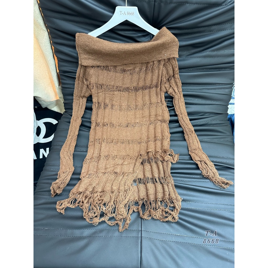 Áo len rách trễ vai sẻ tà 1 bên tua rua AL138