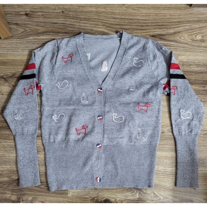 Áo Khoác Len Cardigan Kẻ Vạch Tay Thêu Hoạ Tiết QCCC