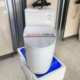 Bồn cầu liền khối men nano 5 lớp cao cấp nắp UF rơi êm.