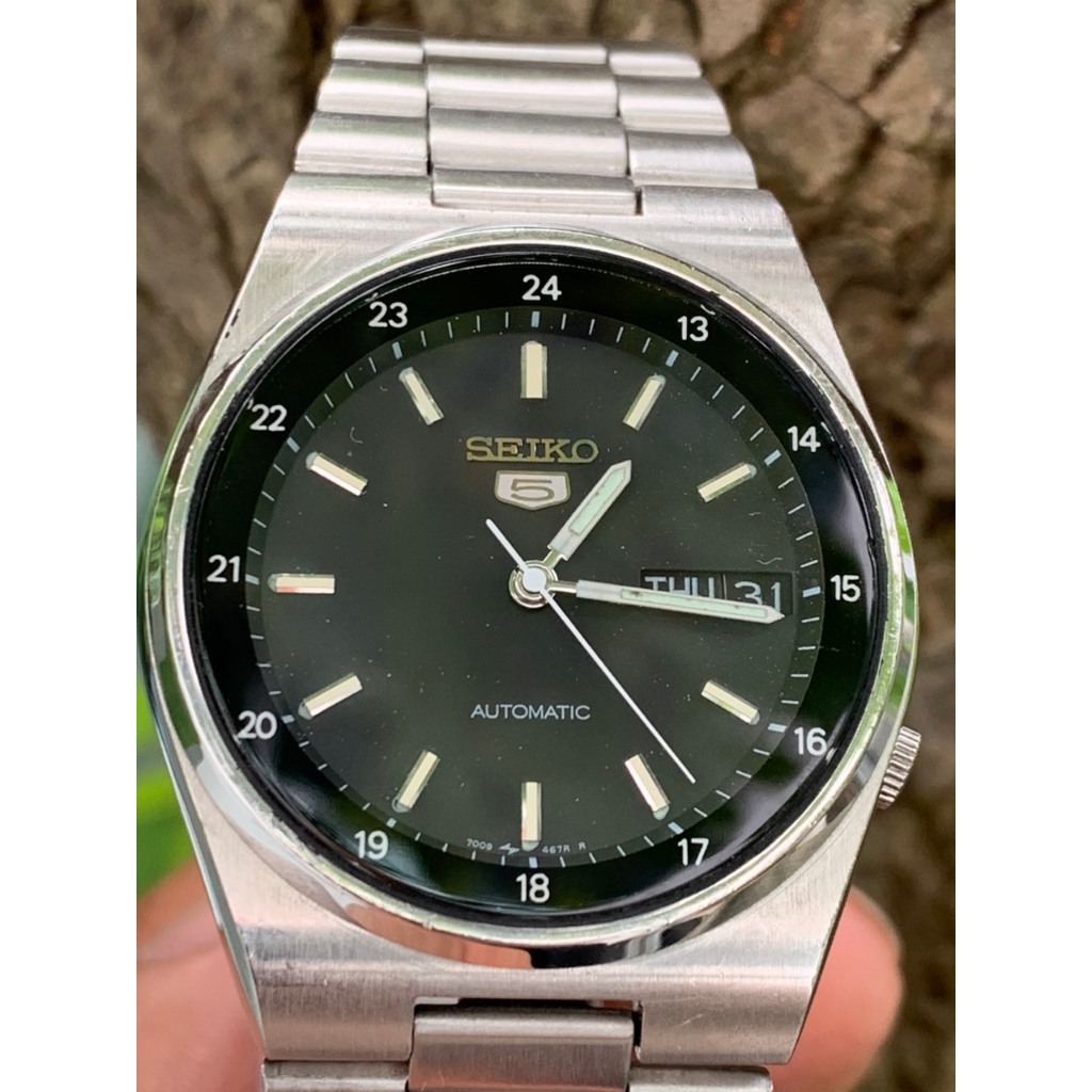 Đồng hồ nam Seiko 5 Automatic 2 lịch, mặt màu đen, kim dạ quang, dây kim loại của Nhật