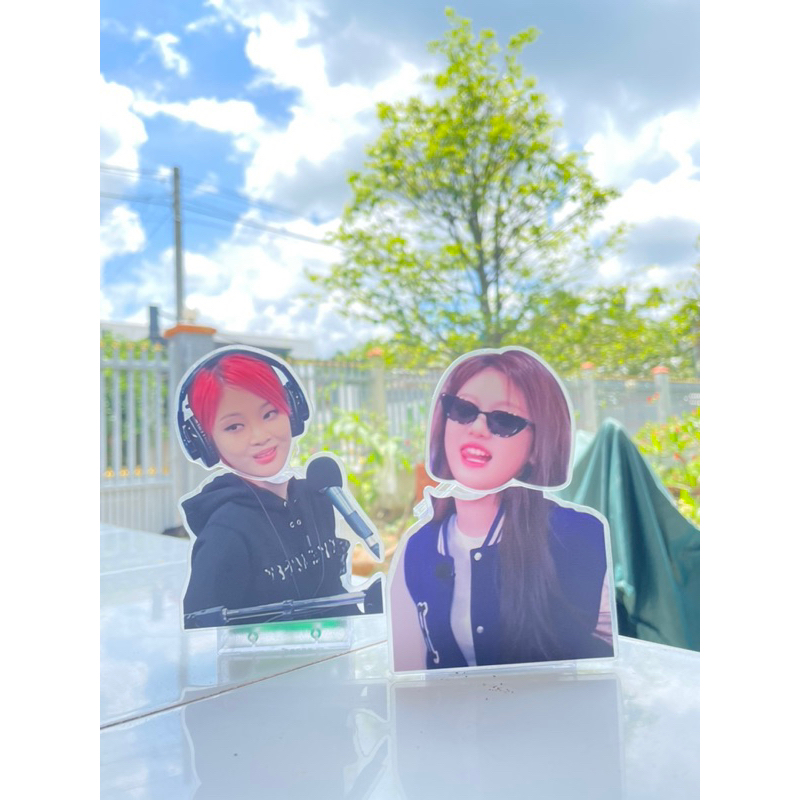 Standee lắc đầu aespa NingNing - ib trước khi đặt