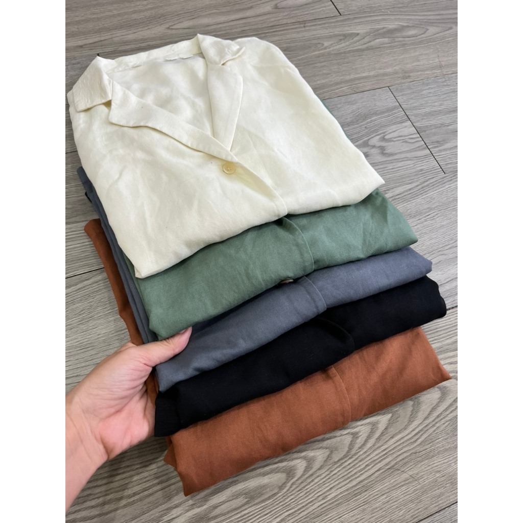 Áo sơ mi tay ngắn linen ướt.
