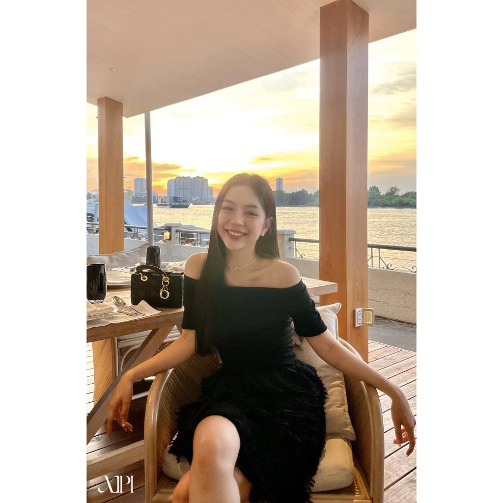 Đầm Đen Bẹt Vai Phối Tùng Voan - XIPI