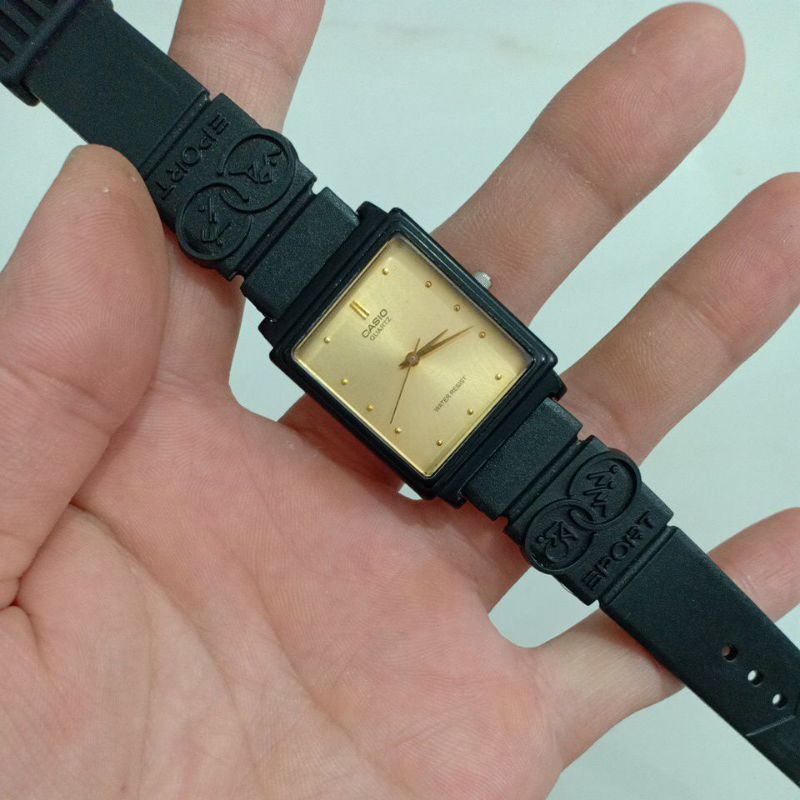 đồng hồ si nhật nam nữ mặt tank vuông hiệu CASIO dây nhựa độ mới 90% phù hợp nam tay nhỏ với nữ tay to