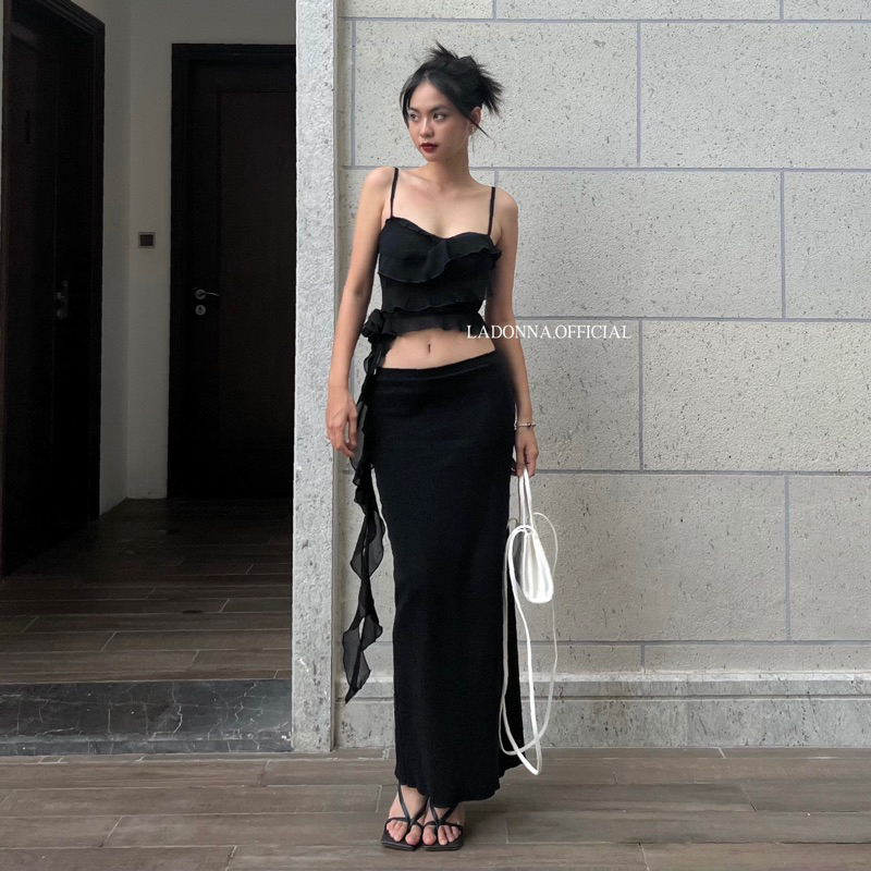 Áo kiểu croptop hai dây đen bèo tầng phối hoa nữ tính