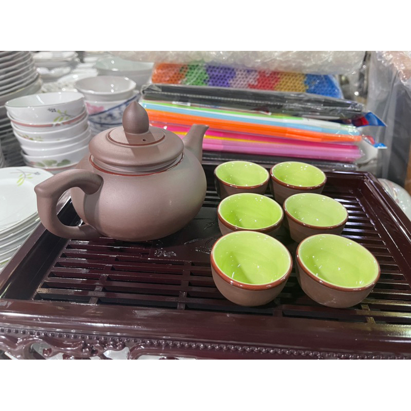 Bộ ấm trà bát tràng màu nâu  viền chỉ đỏ  dung tích  ấm  400ml chén  to  viền  chỉ đỏ  trơn  không  in  hoa