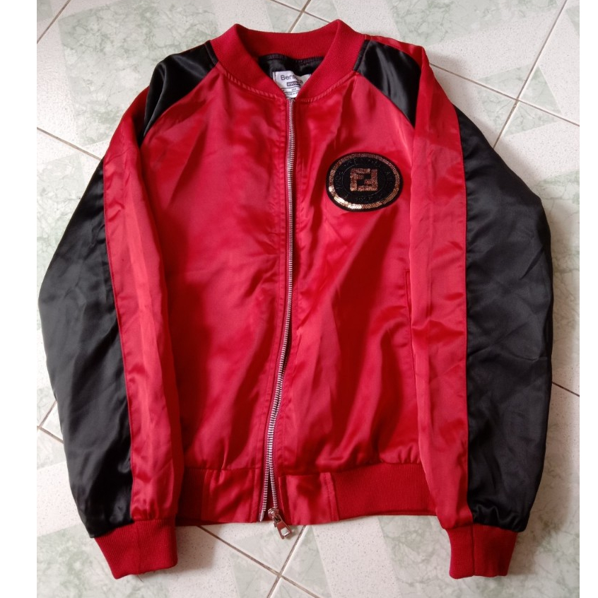 Áo khoác bomber kiểu dáng thể thao phối màu đỏ và đen