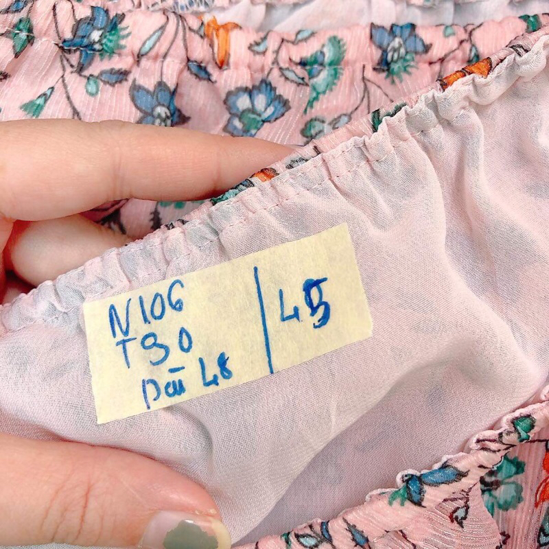 Áo voan hồng nhạt lệch vai