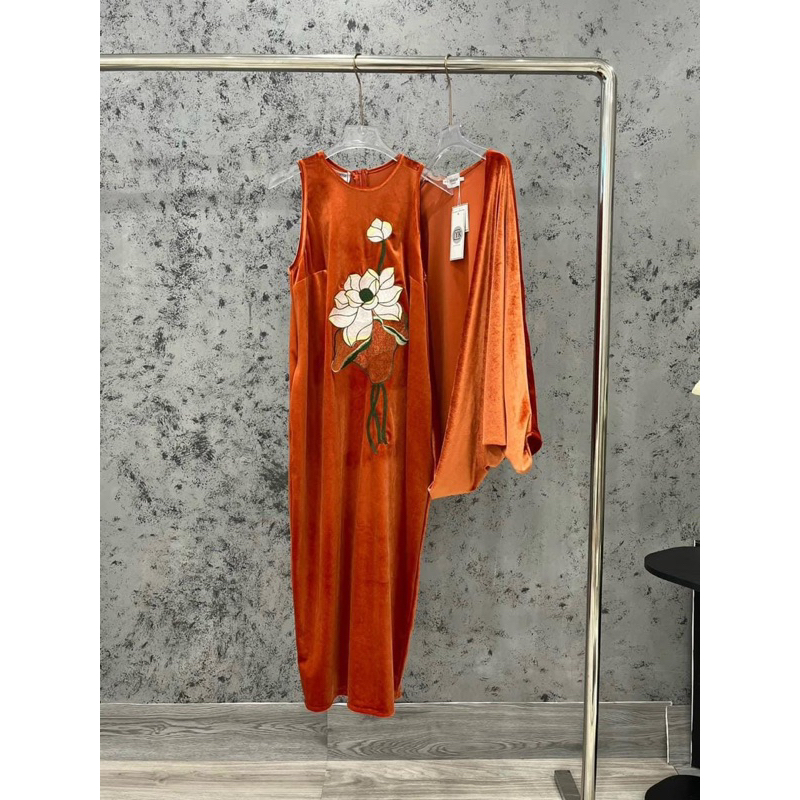 Váy nhung sát nách thêu hoa cam đất