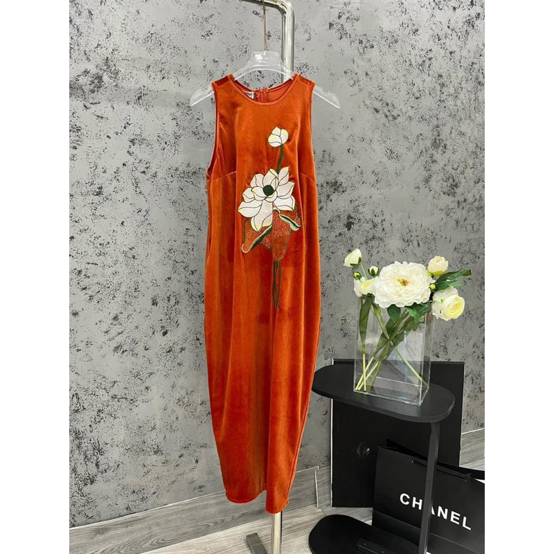 Váy nhung sát nách thêu hoa cam đất