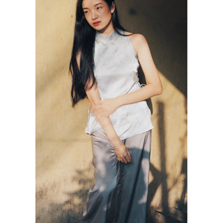 Yếm lụa gấm mềm nhẹ, cut-out lưng thiết kế