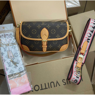 Túi đeo chéo hoa nâu da mềm full 2 box nam châm size 20&25