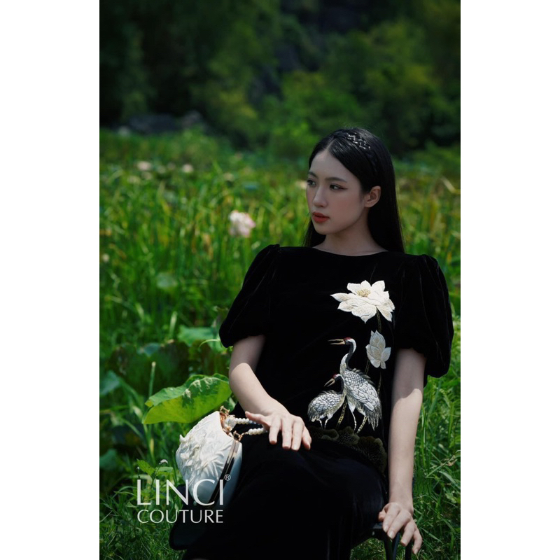 Váy nhung the tay bồng thêu hoa ngực thủ công