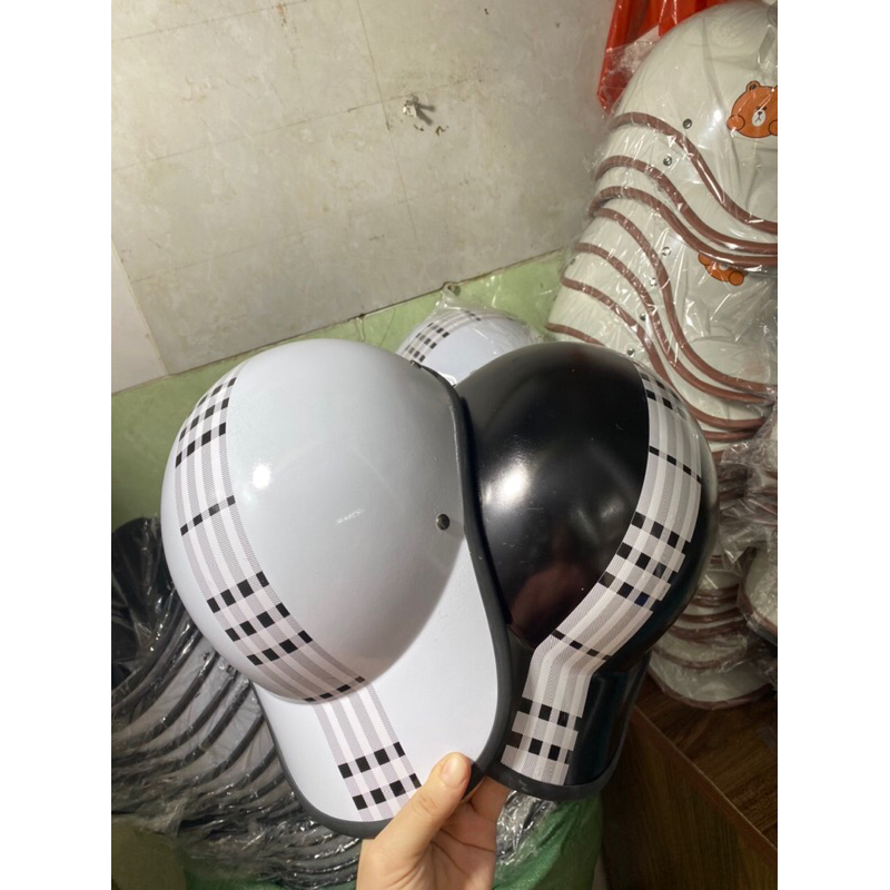 Mũ Bảo Hiểm Lưỡi Trai Kẻ Sọc Ca Rô Màu Đen, Trắng Siêu Nhẹ Siêu Rẻ