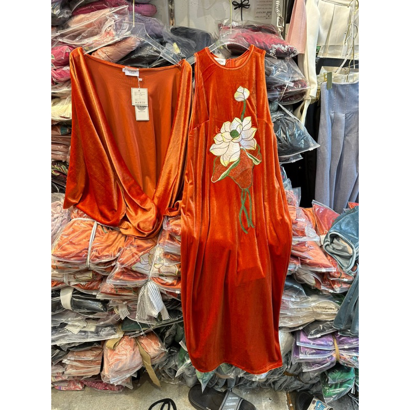 Váy nhung sát nách thêu hoa cam đất