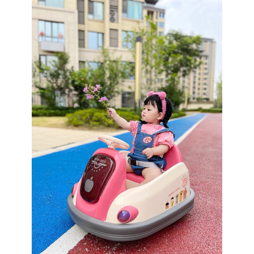 Xe xoay 360 độ mẫu mới hot nhất C-30 hình QUẢ TÁO có nhạc đèn và điều khiển từ xa cho bé