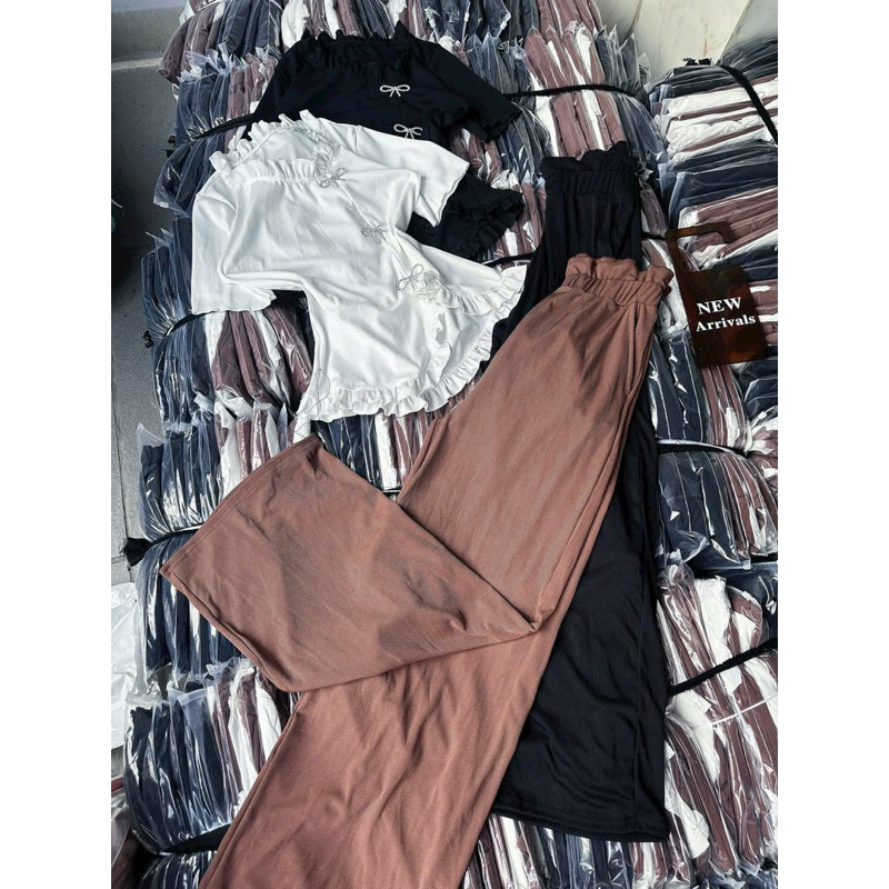 Set áo cuốn biên đính nơ đá kèm quần suông gân tăm y hình