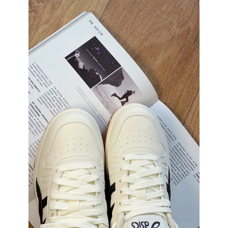 Giày sneaker asics court mz cream black gum