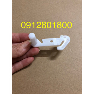 Gàm cửa, lẫy cánh cửa tủ lạnh AQUA mới chính hãng