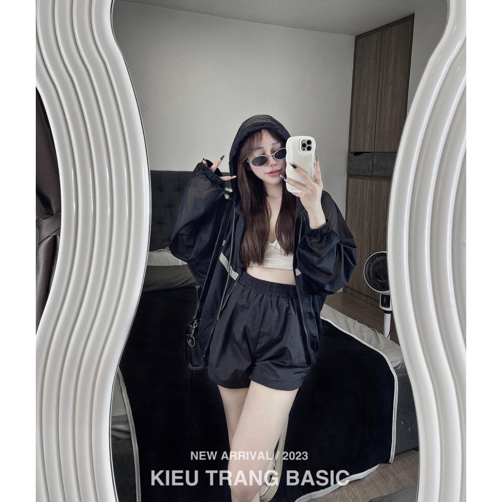 Sét áo gió mix quần short năng động phù hợp với thời tiết này