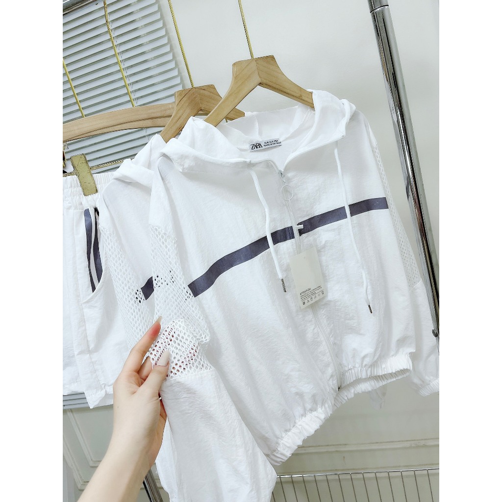 Sét áo gió mix quần short năng động phù hợp với thời tiết này