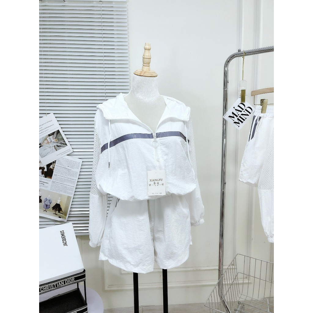 Sét áo gió mix quần short năng động phù hợp với thời tiết này
