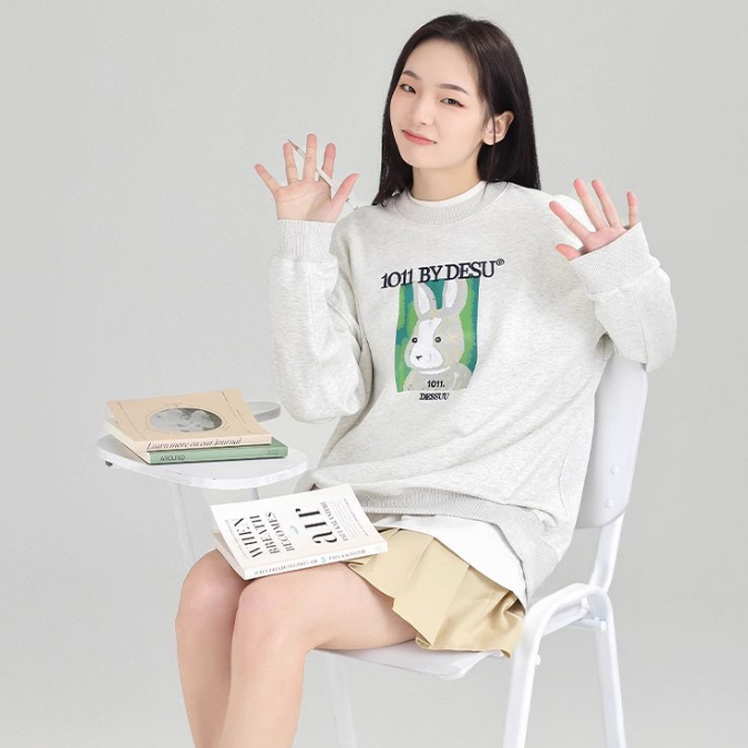 Áo sweater cổ tròn dài tay Dessuu họa tiết in hình thỏ