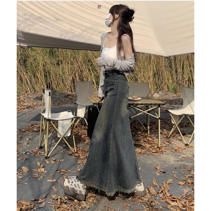 Chân váy jean dài đuôi cá màu xanh đen retro wax lai tua rua, hai túi trước