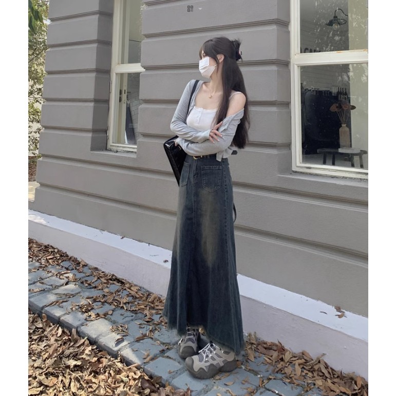 Chân váy jean dài đuôi cá màu xanh đen retro wax lai tua rua, hai túi trước