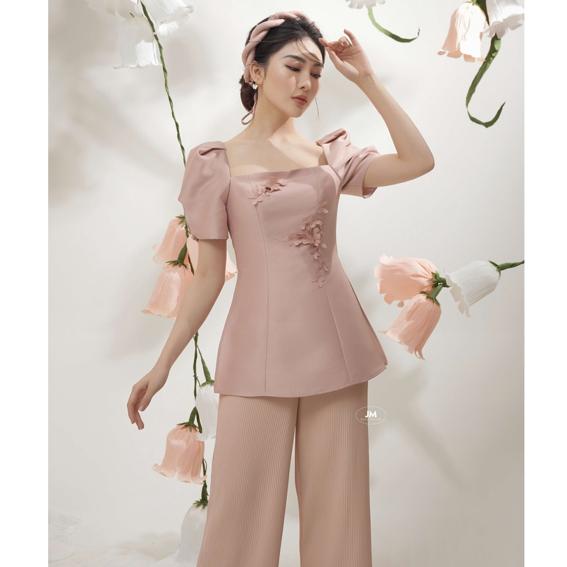 JM Dress Desgin - Áo cách tân JM cổ vuông xẻ tà đính 2M04.2112TT