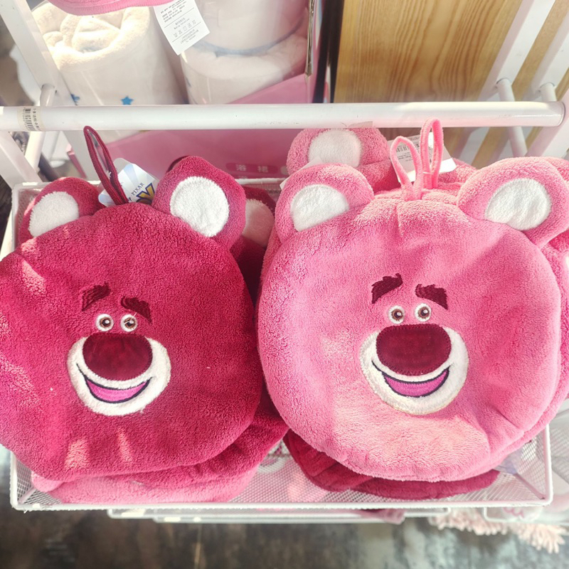 MVP3418 Khăn lau tay gấu dâu Lotso tròn đáng yêu siêu mềm mại thấm hút tốt có quai treo tường nhà tắm, nhà bếp phòng ngủ