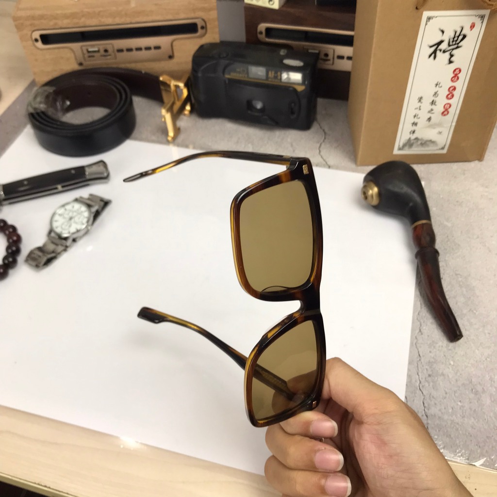 Kính mát Hugo Boos sản xuất tại Đức tròng nâu trà đi ban ngày và ban đêm. Kính Unisex dành cho cả nam và nữ