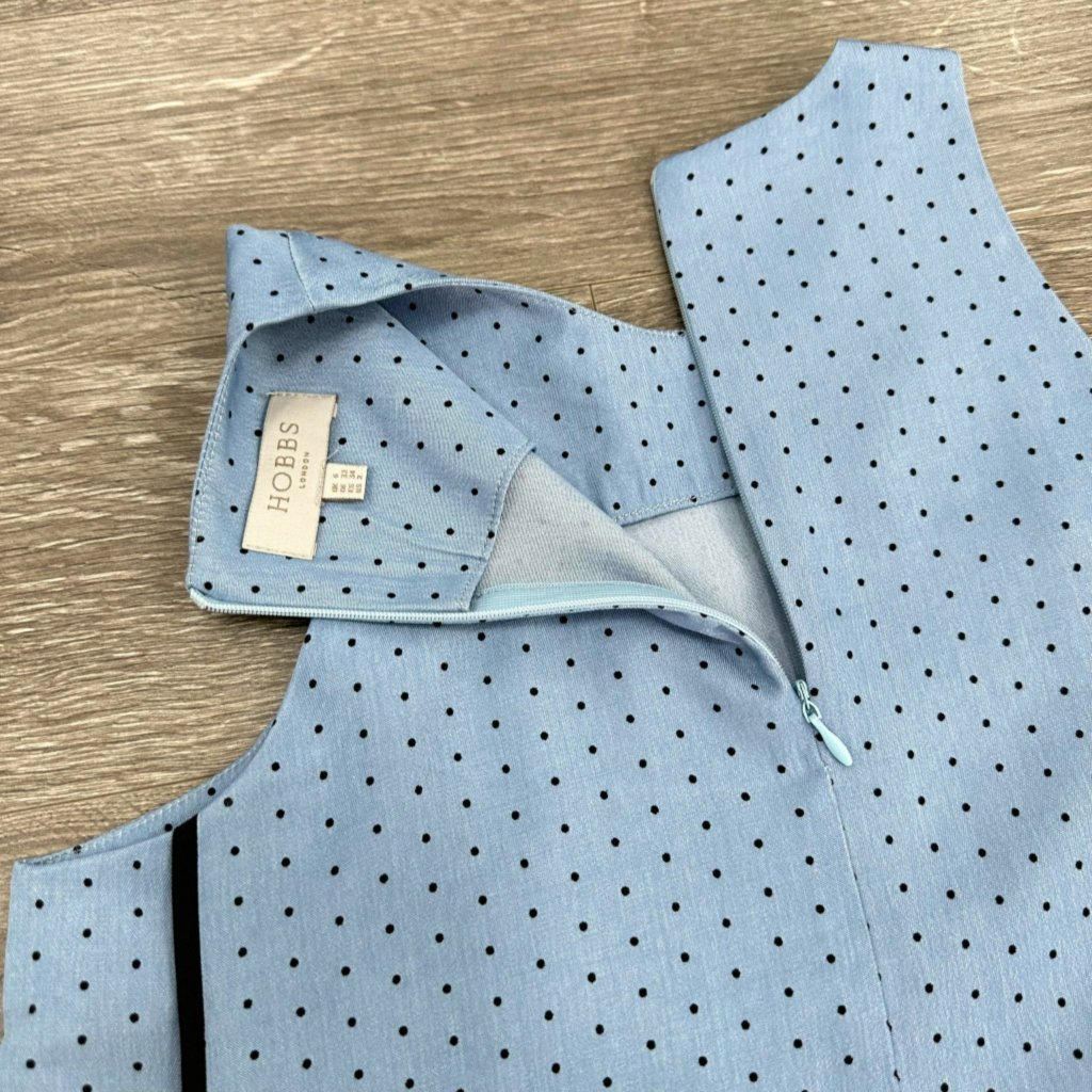 Áo Hobbs sát nách chấm bi viền dọc KAMI