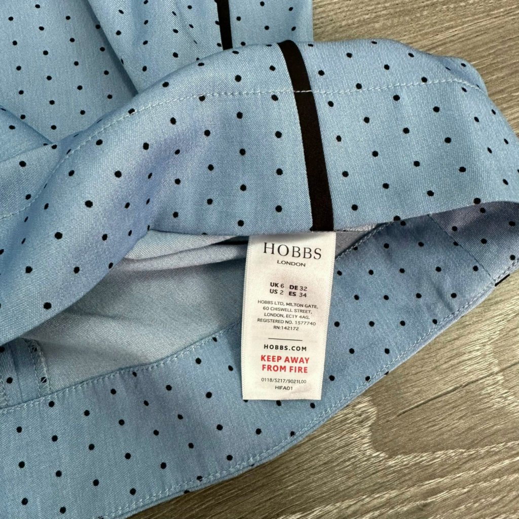 Áo Hobbs sát nách chấm bi viền dọc KAMI