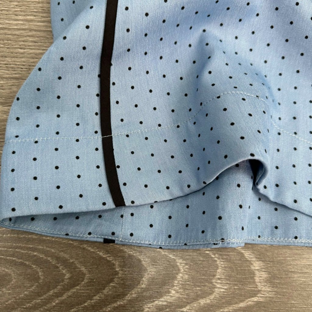 Áo Hobbs sát nách chấm bi viền dọc KAMI