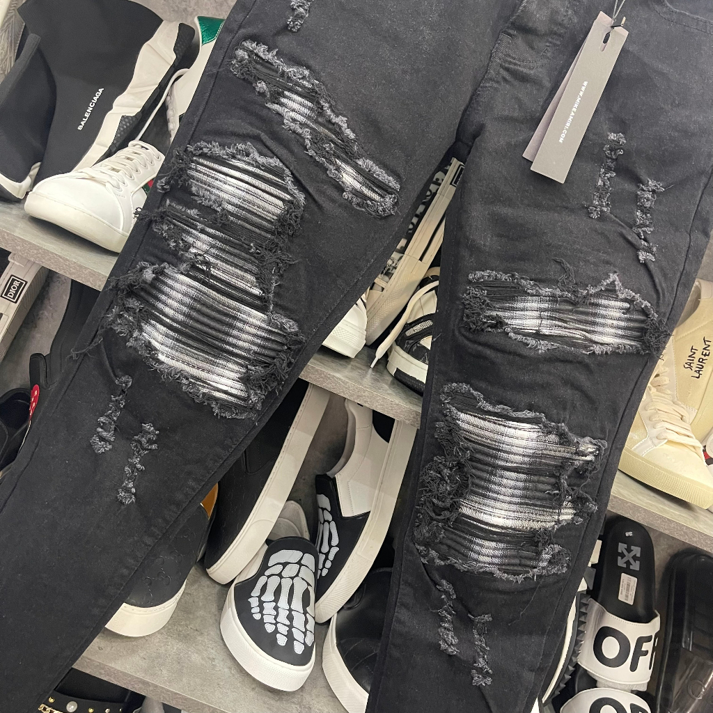 Quần jean bò nam Amiri slimfit đen rách tua dọc đùi vá vải nhăn sọc đen trắng 4 cúc chữ cao cấp HOT 2023