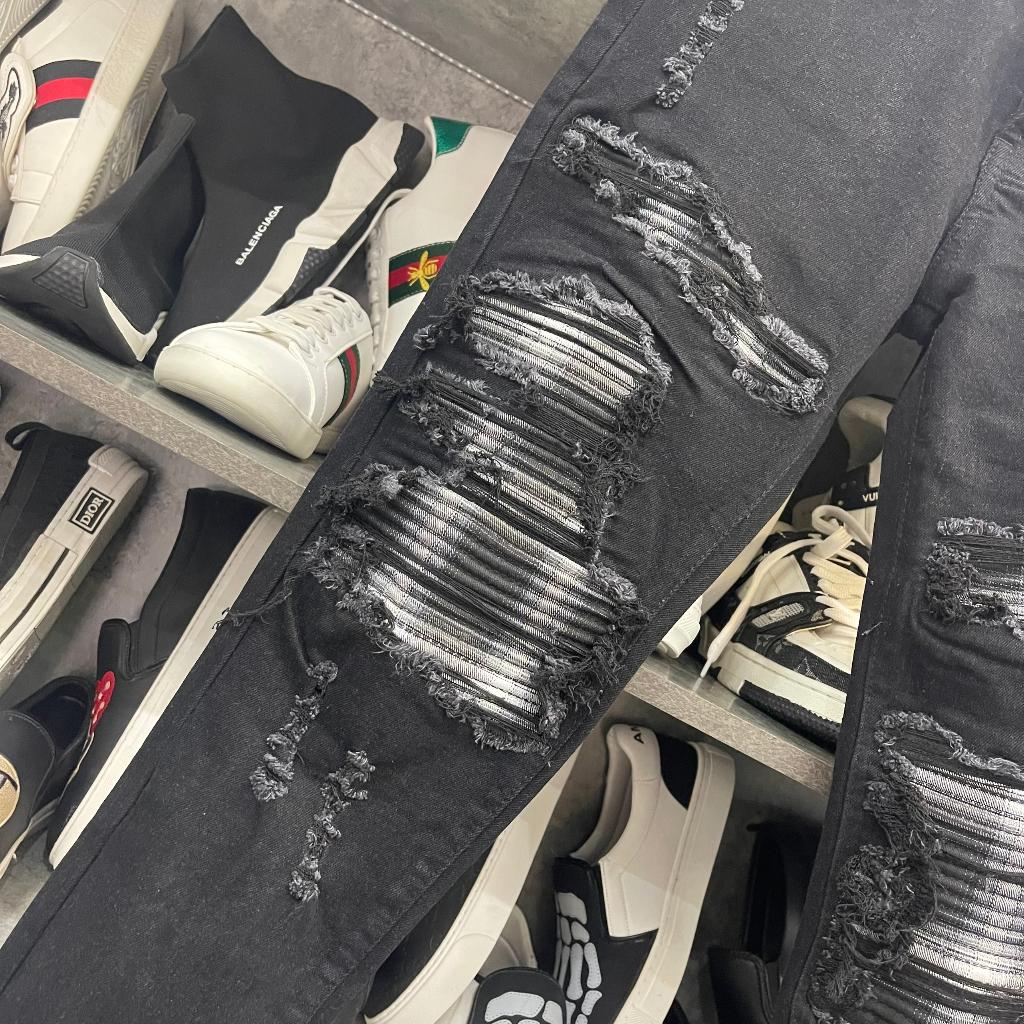 Quần jean bò nam Amiri slimfit đen rách tua dọc đùi vá vải nhăn sọc đen trắng 4 cúc chữ cao cấp HOT 2023