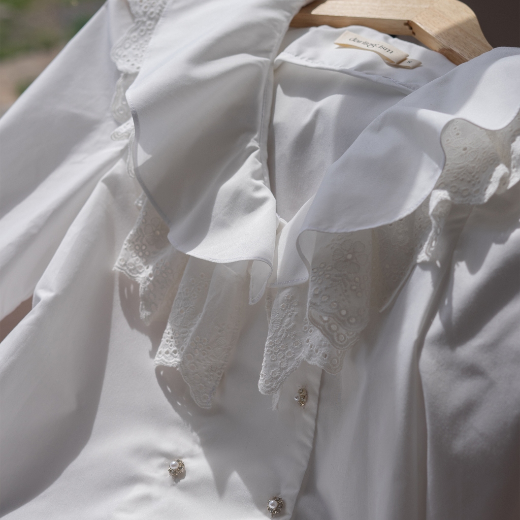 DARLING.ISM - Áo kiểu nữ tay dài cổ phối ren Evie Shirt vải cotton