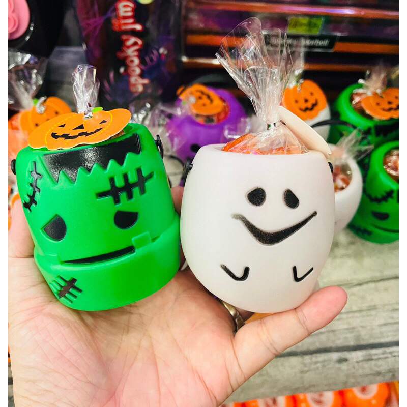 Set hủ kẹo mini bằng nhựa kèm kẹo Halloween.