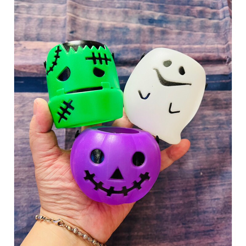 Set hủ kẹo mini bằng nhựa kèm kẹo Halloween.
