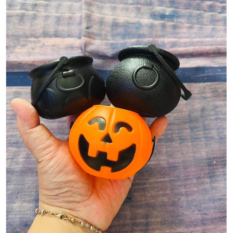 Set hủ kẹo mini bằng nhựa kèm kẹo Halloween.
