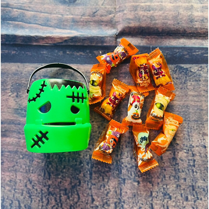 Set hủ kẹo mini bằng nhựa kèm kẹo Halloween.