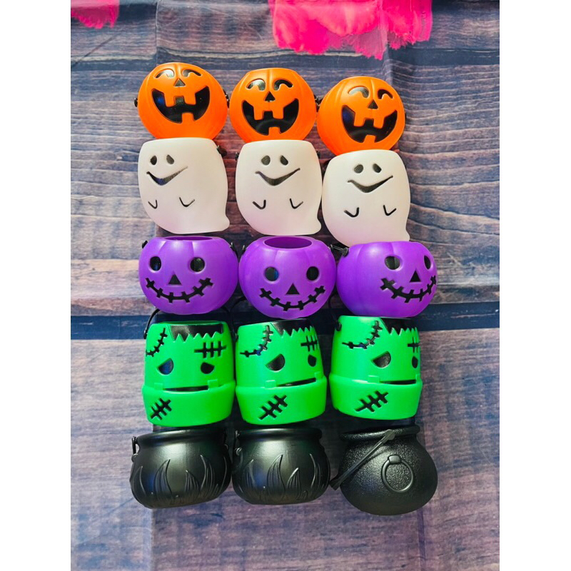 Set hủ kẹo mini bằng nhựa kèm kẹo Halloween.