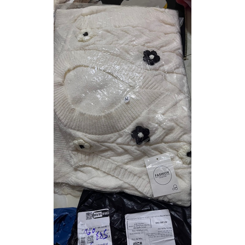 Áo gile len dệt, sát nách màu trắng đính hoa nổi + áo sơmi trắng, phong cách vintage