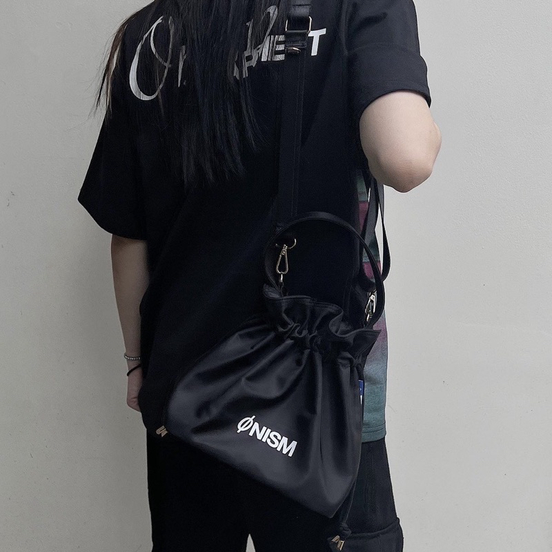 Túi đeo chéo unisex dây rút Onism basic màu đen