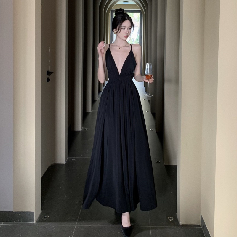 Đầm maxi xẻ ngực quyến rũ