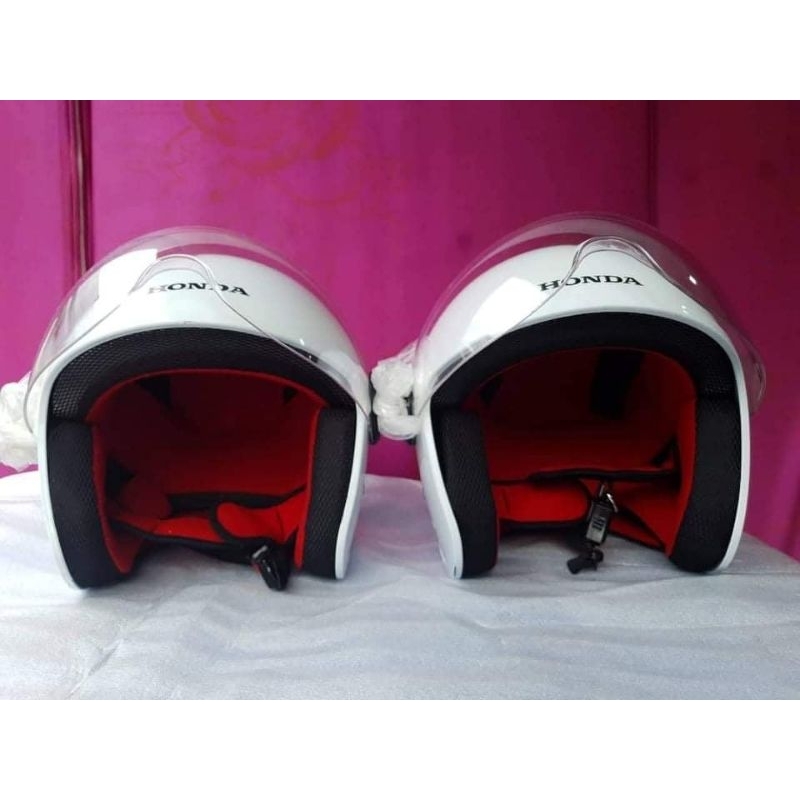 Nón Honda trắng  3/4 có trầy xước do vận chuyển.